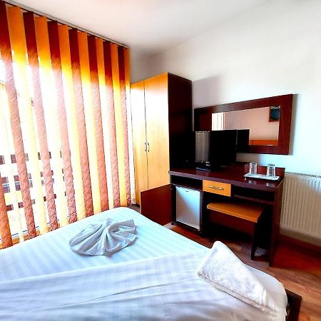 Floare De Colt Petrosani Hotel Buitenkant foto