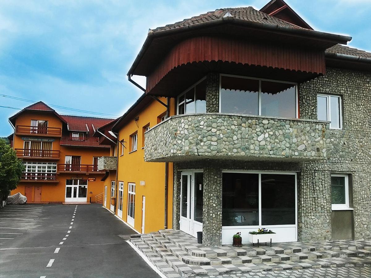 Floare De Colt Petrosani Hotel Buitenkant foto