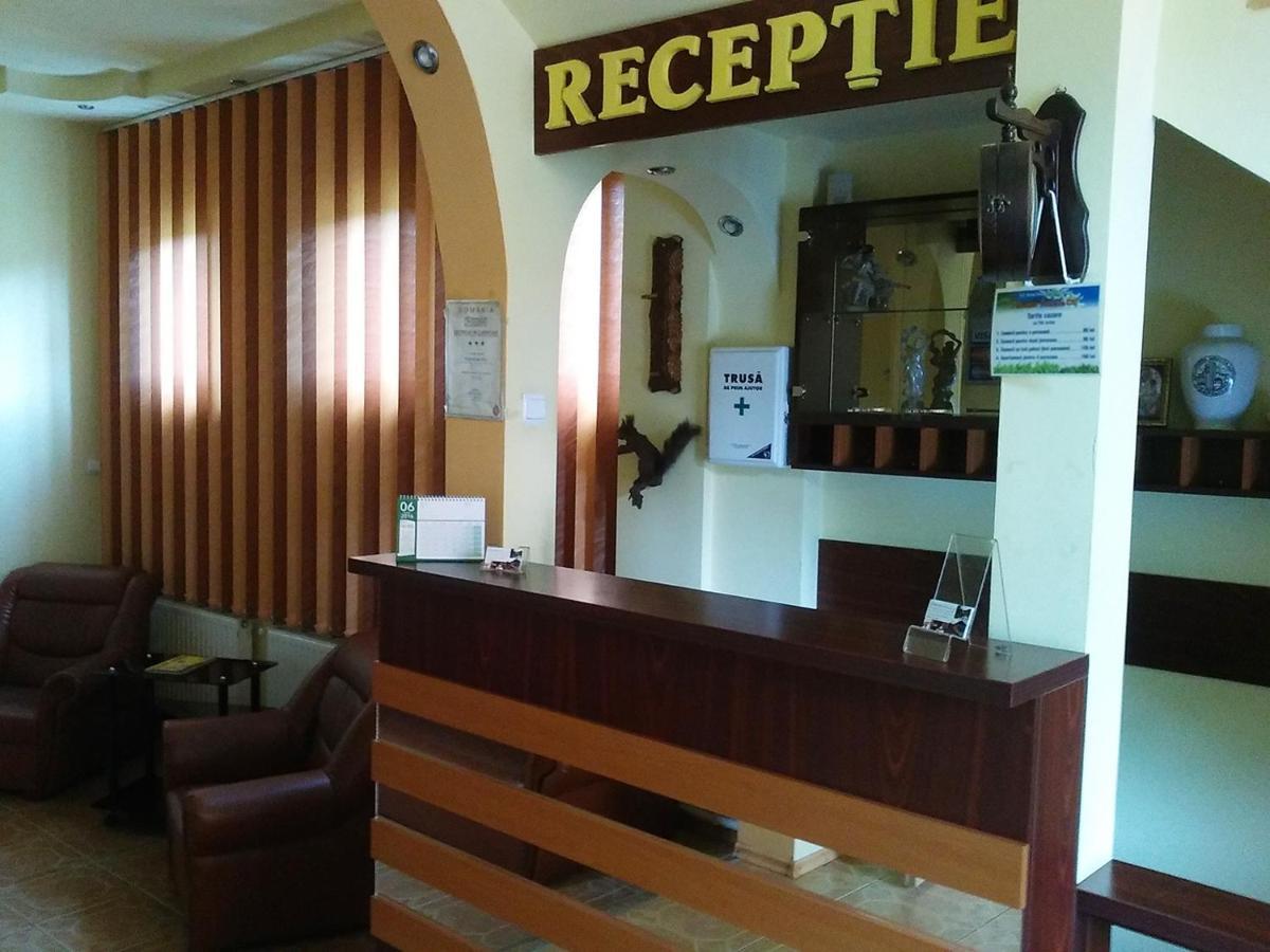 Floare De Colt Petrosani Hotel Buitenkant foto