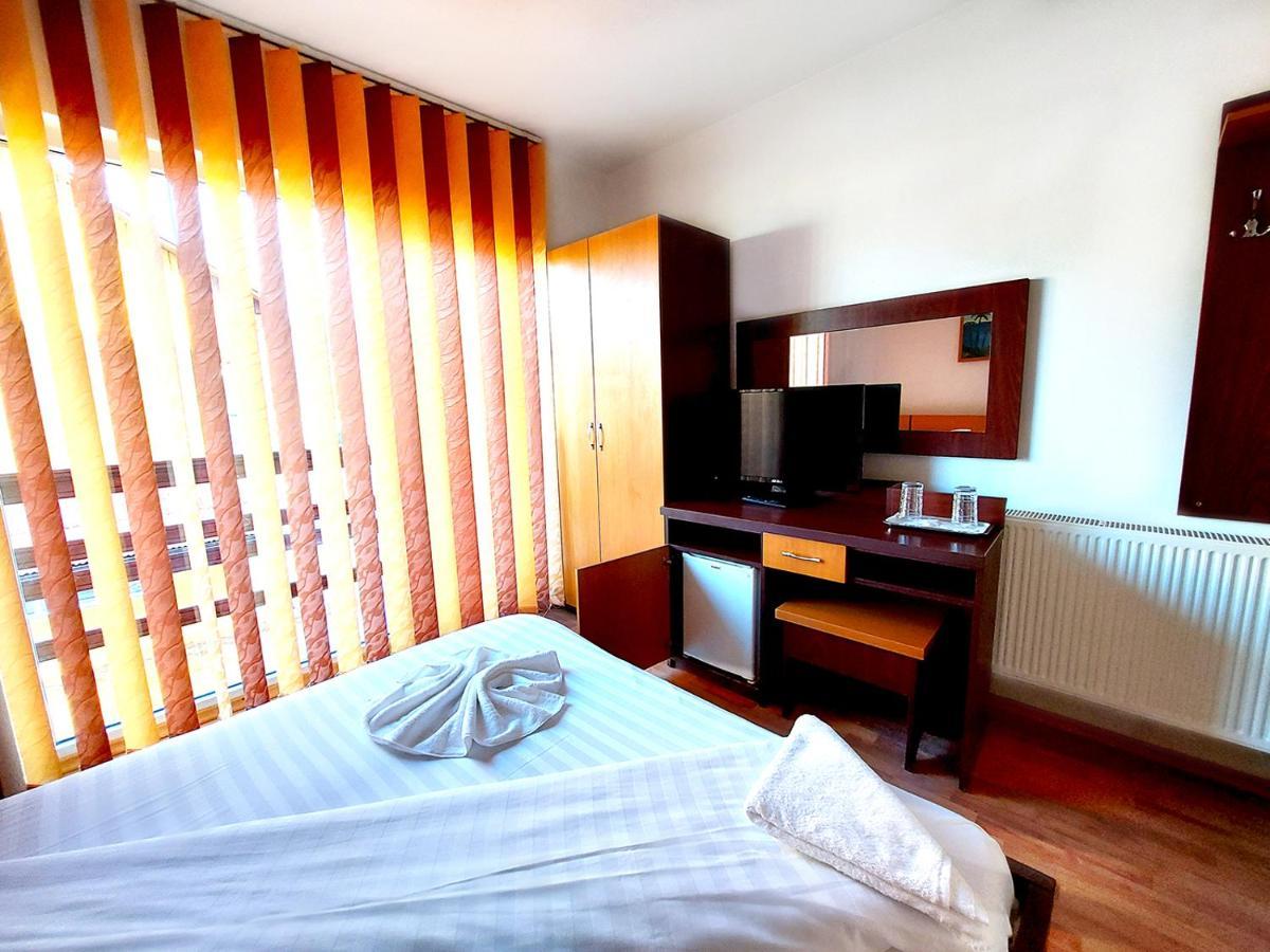 Floare De Colt Petrosani Hotel Buitenkant foto