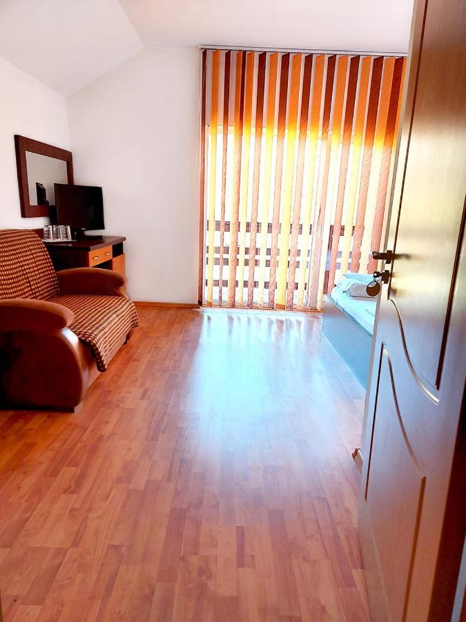 Floare De Colt Petrosani Hotel Buitenkant foto