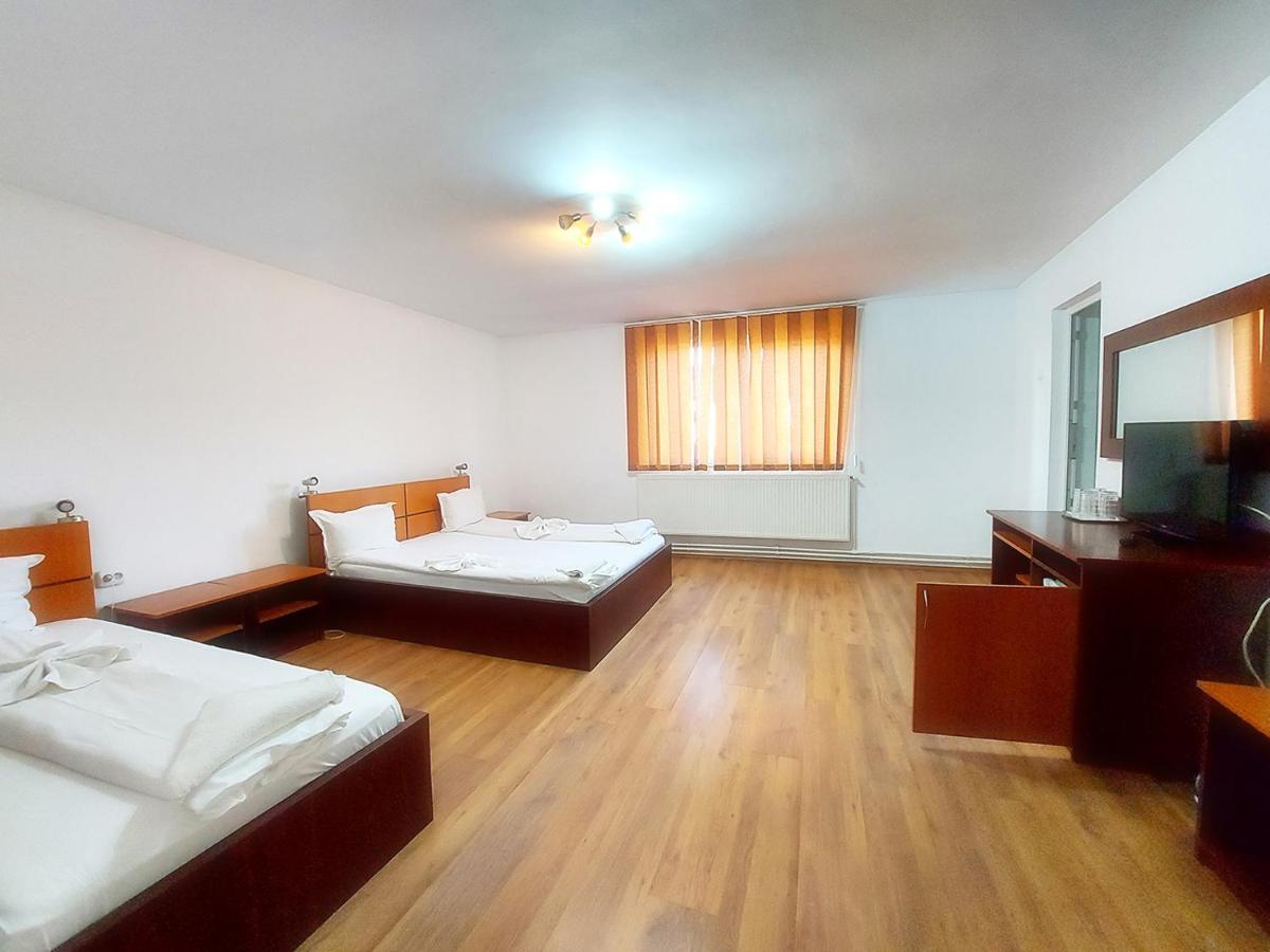 Floare De Colt Petrosani Hotel Buitenkant foto