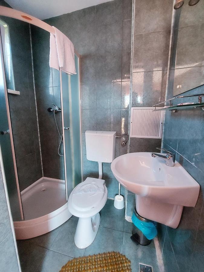 Floare De Colt Petrosani Hotel Buitenkant foto