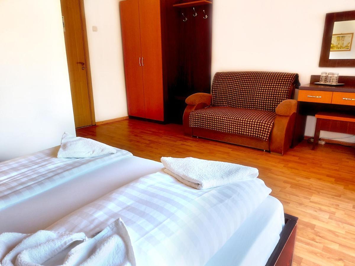 Floare De Colt Petrosani Hotel Buitenkant foto
