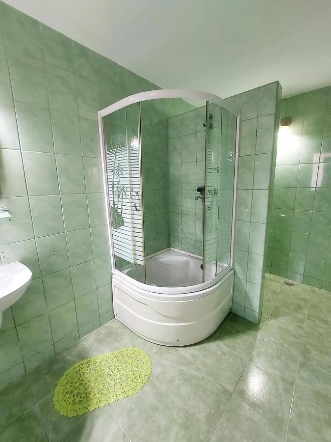 Floare De Colt Petrosani Hotel Buitenkant foto